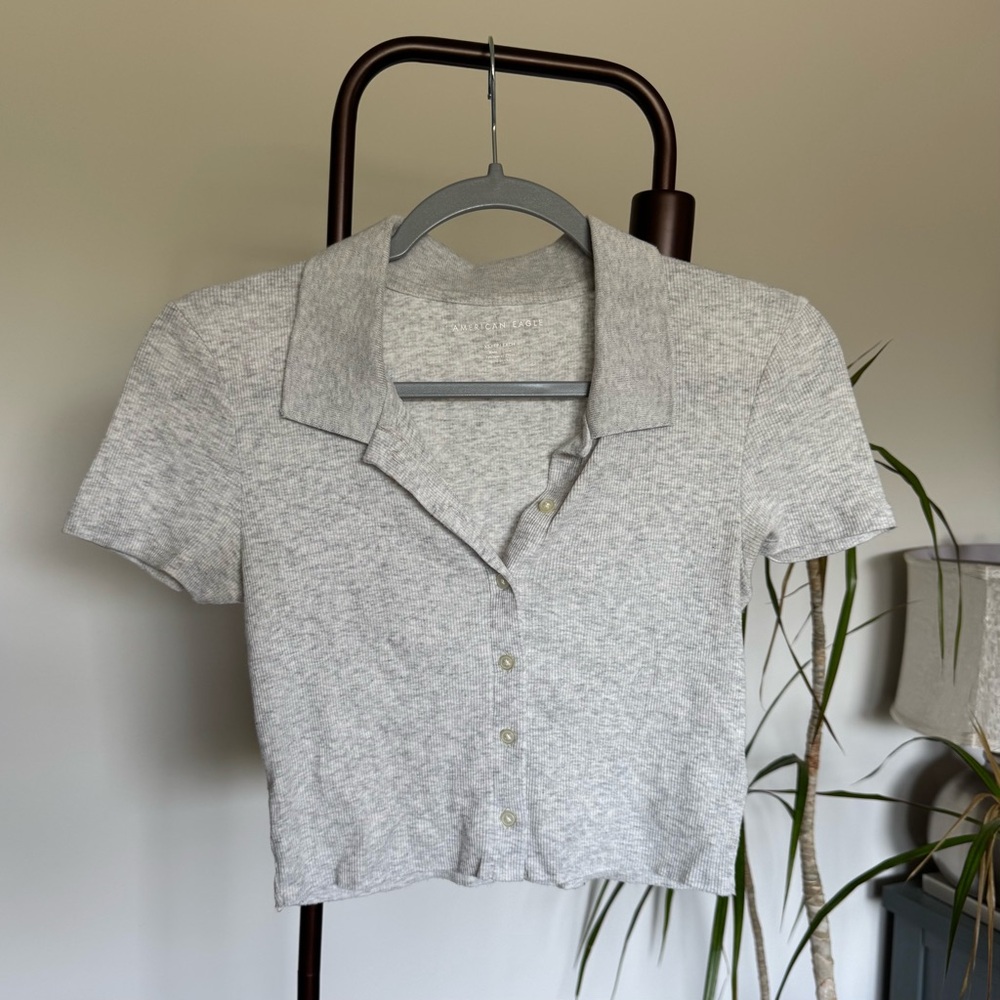 American Eagle Grey Cropped Button Up